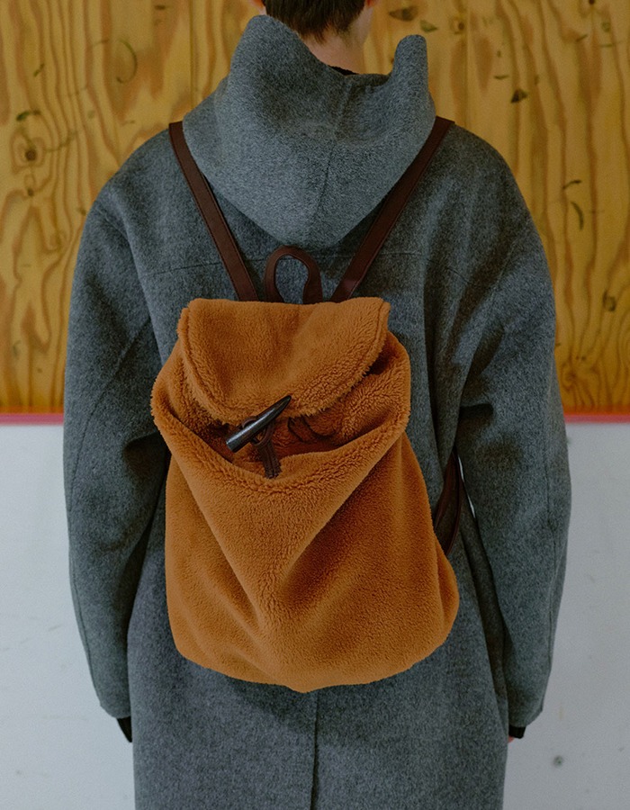 ENZO BLUES) Shearling Duffle Backpack (Brown)